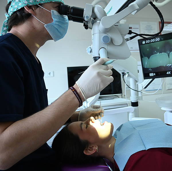 Intervención de endodoncia microscópica